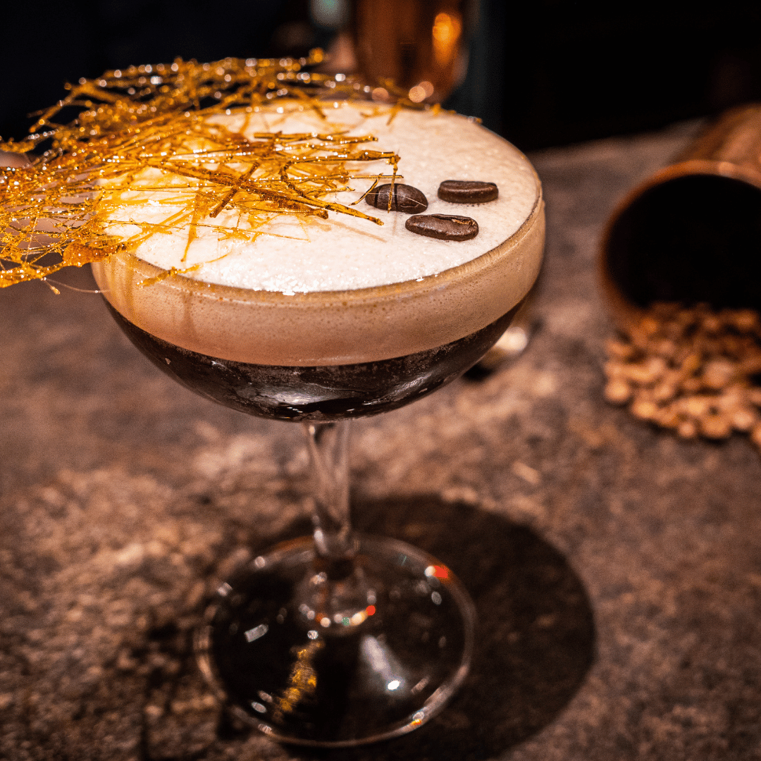À la rencontre des origines fascinantes du mot Cocktail