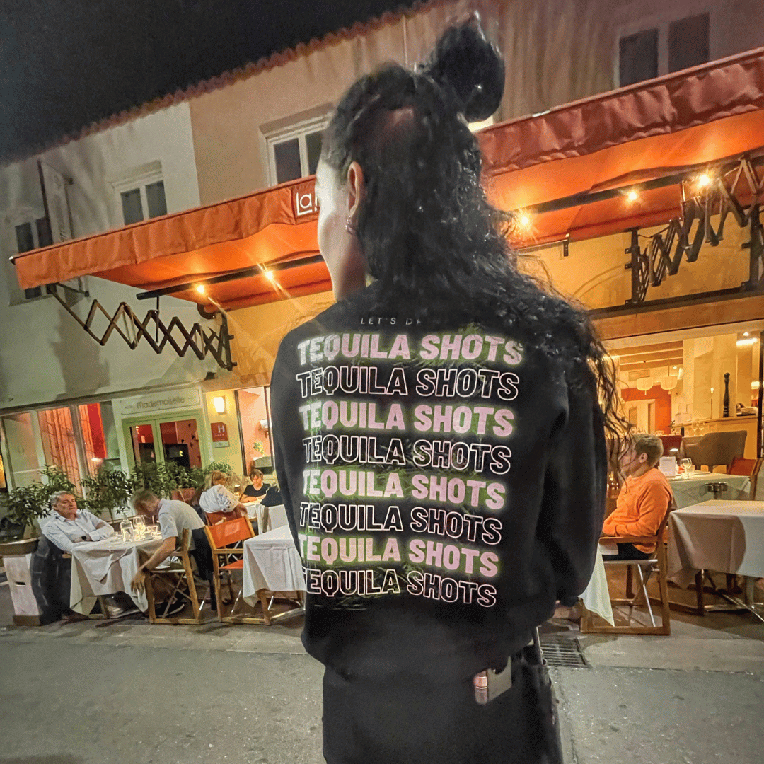 Cocktails et T-shirts : L'art de mixer le Style et la Mixologie