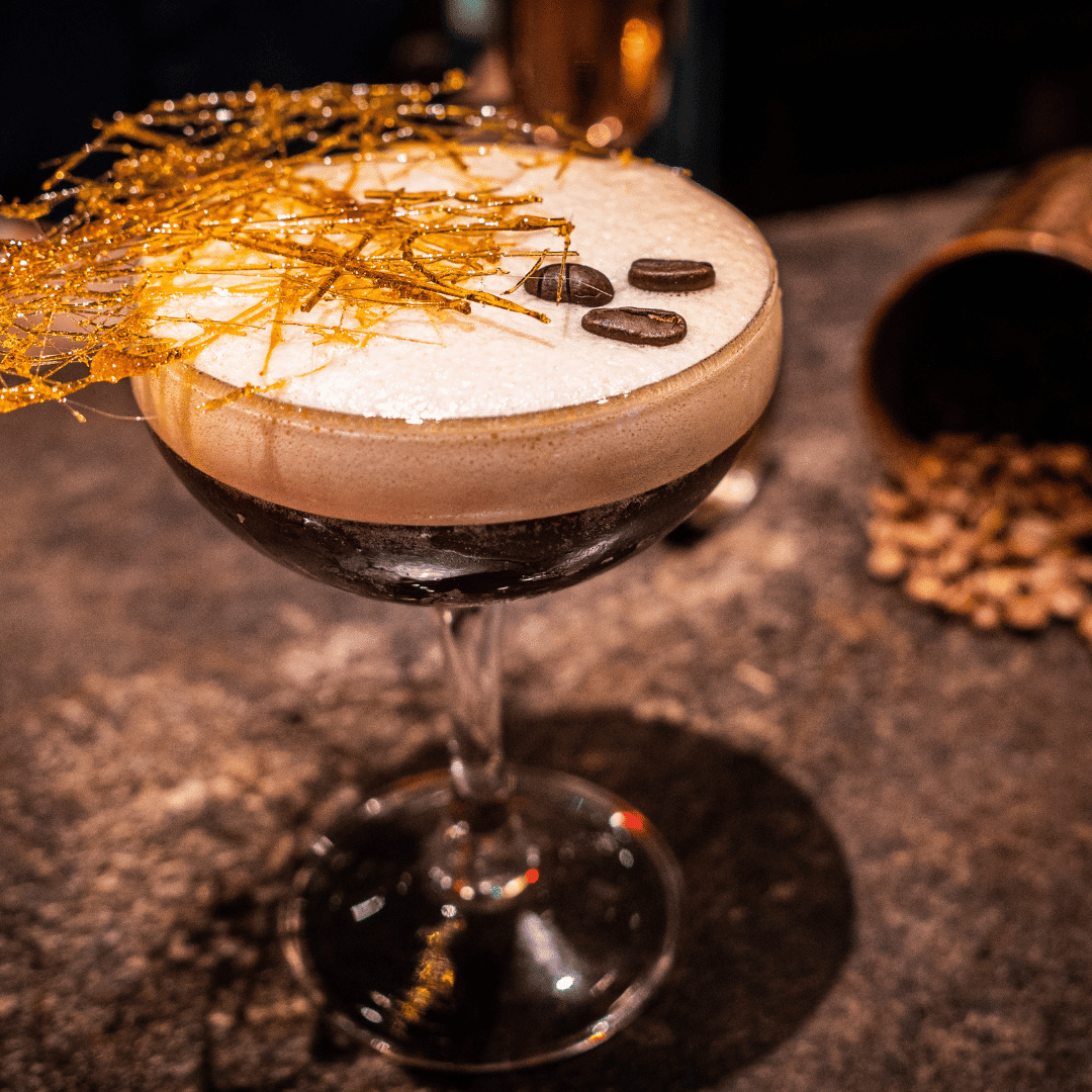 À la rencontre des origines fascinantes du mot Cocktail - DNKZSTORE - Drinkz Wear Online Store